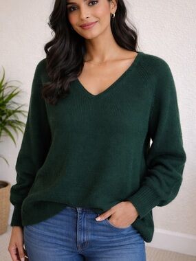 Vince Camuto V-Neck Cozy Women's Sweater in Forest Green